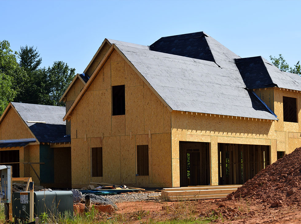 Maison en bois construite avec des panneaux de bois