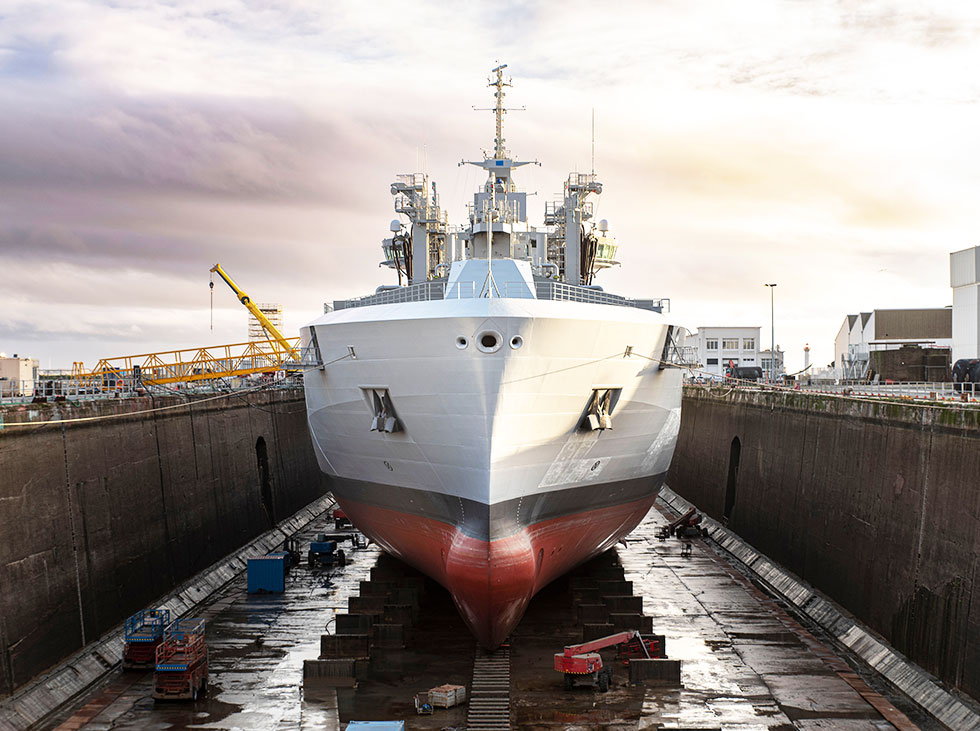 Navire en cale sèche dans le cadre des activités de l’industrie et des services nautiques