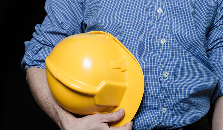 syndicaliste tenant un casque de chantier, symbole de l'engagement dans le secteur du BTP