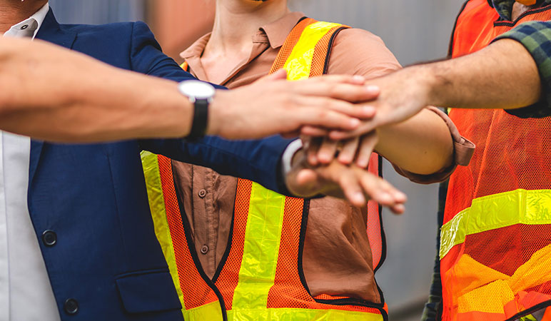 travailleurs unis du secteur de la construction partageant les mêmes valeurs