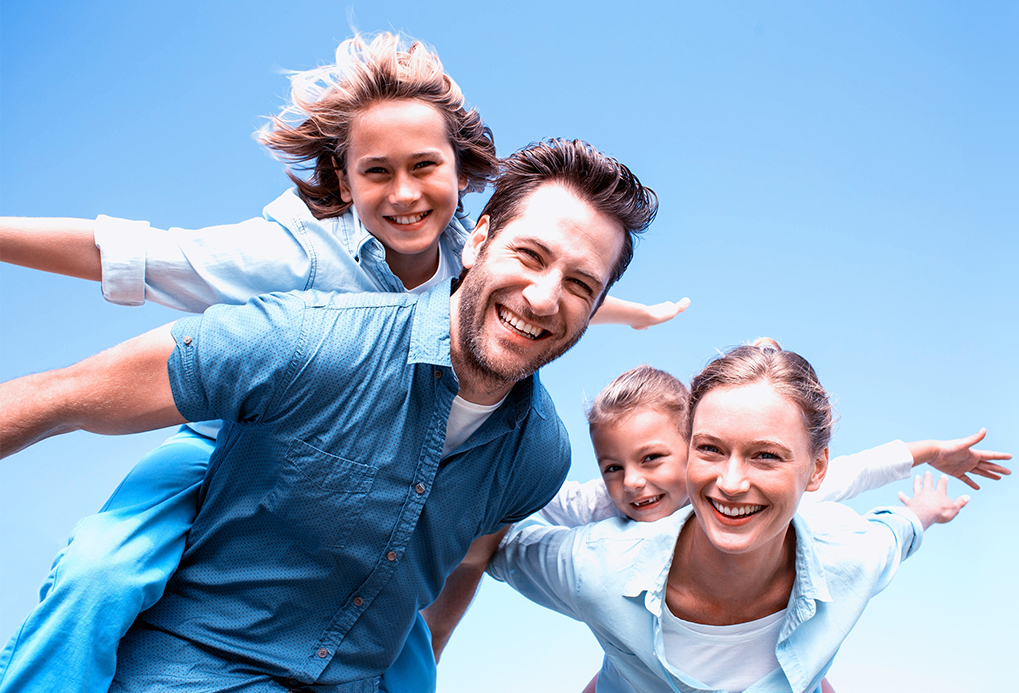 Famille se projetant dans l’avenir grâce à une épargne sécurisée PRO BTP